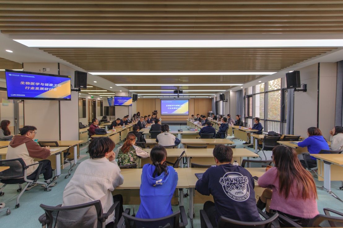 说明: C:\Users\Administrator\Desktop\研讨会+捐赠+231102\研讨会\会场后部全景.jpg