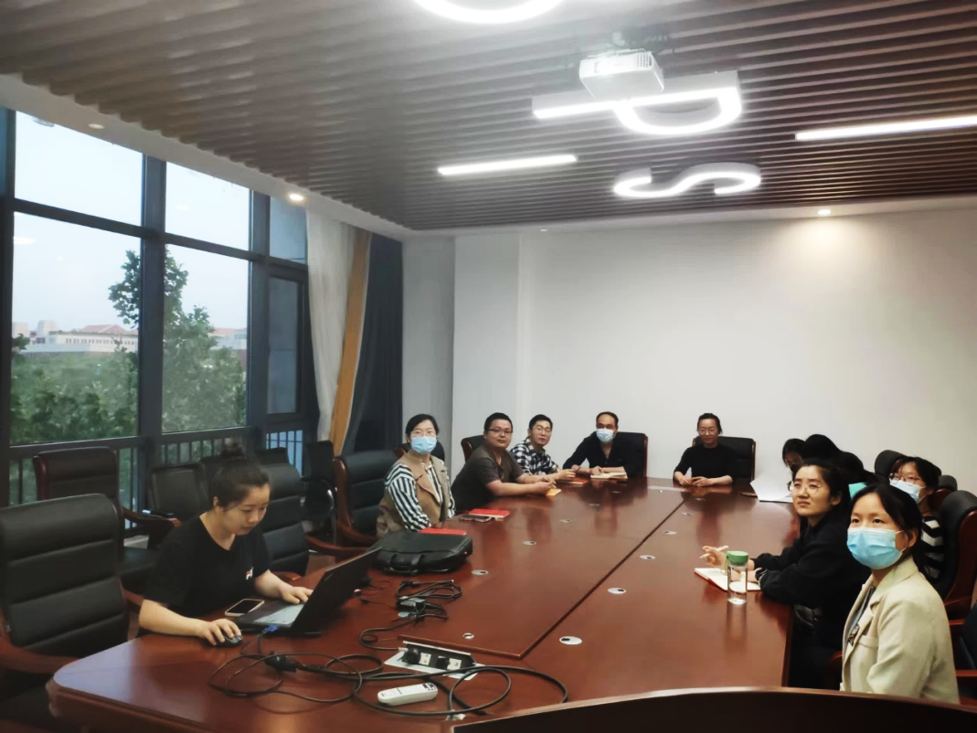 说明: 一群人在餐厅里描述已自动生成